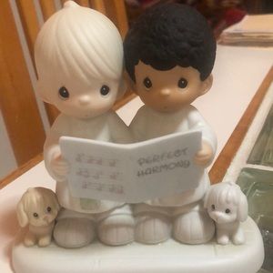 Vintage precious moments c1994 best friends best furry friends singing together.